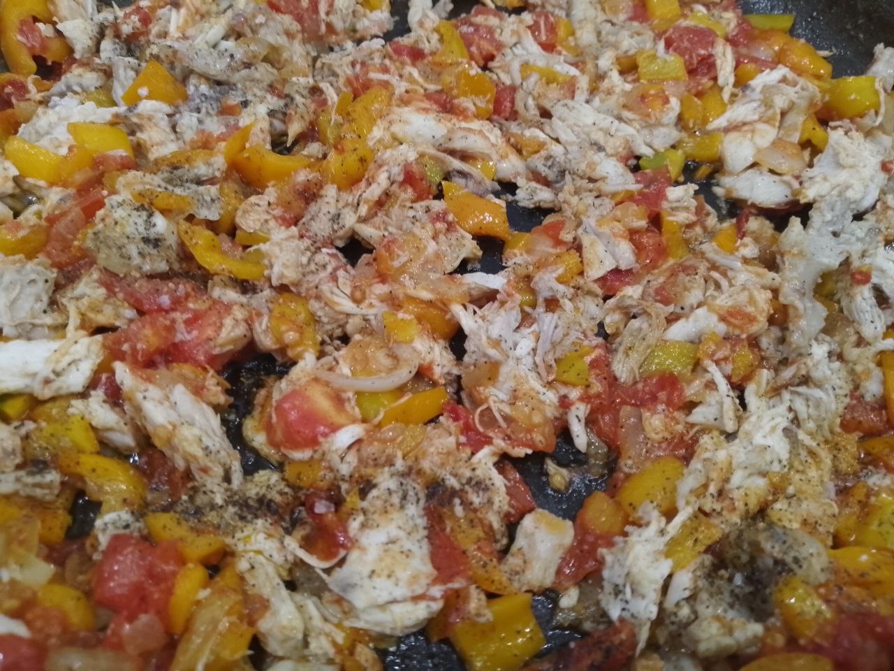 Баклажаны с начинкой из мяса и овощей, в духовке: Выкладываем измельченное мясо и чеснок, соль и перец молотый по вкусу, перемешиваем и обжариваем.