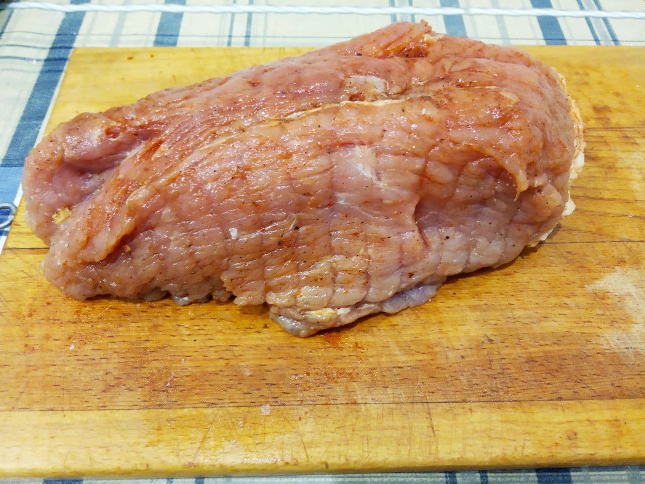 Рецепт сочной и ароматной буженины запеченной в духовке: Промазываем смесью мясо со всех сторон и оставляем на пару часов, для маринования.