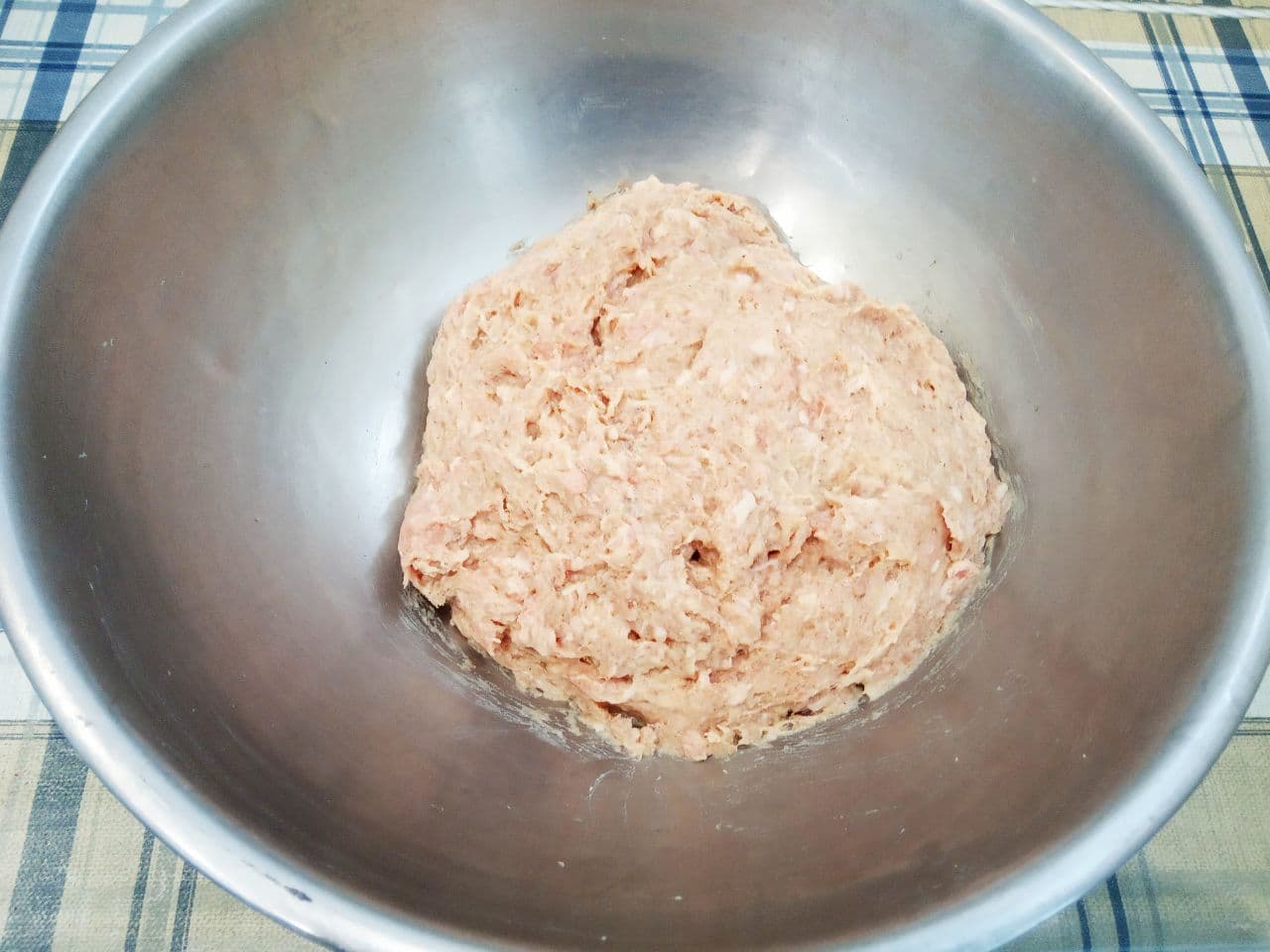 Простой рецепт сочных и нежных мясных котлет: Котлетный фарш тщательно размешиваем и хорошо отбиваем.