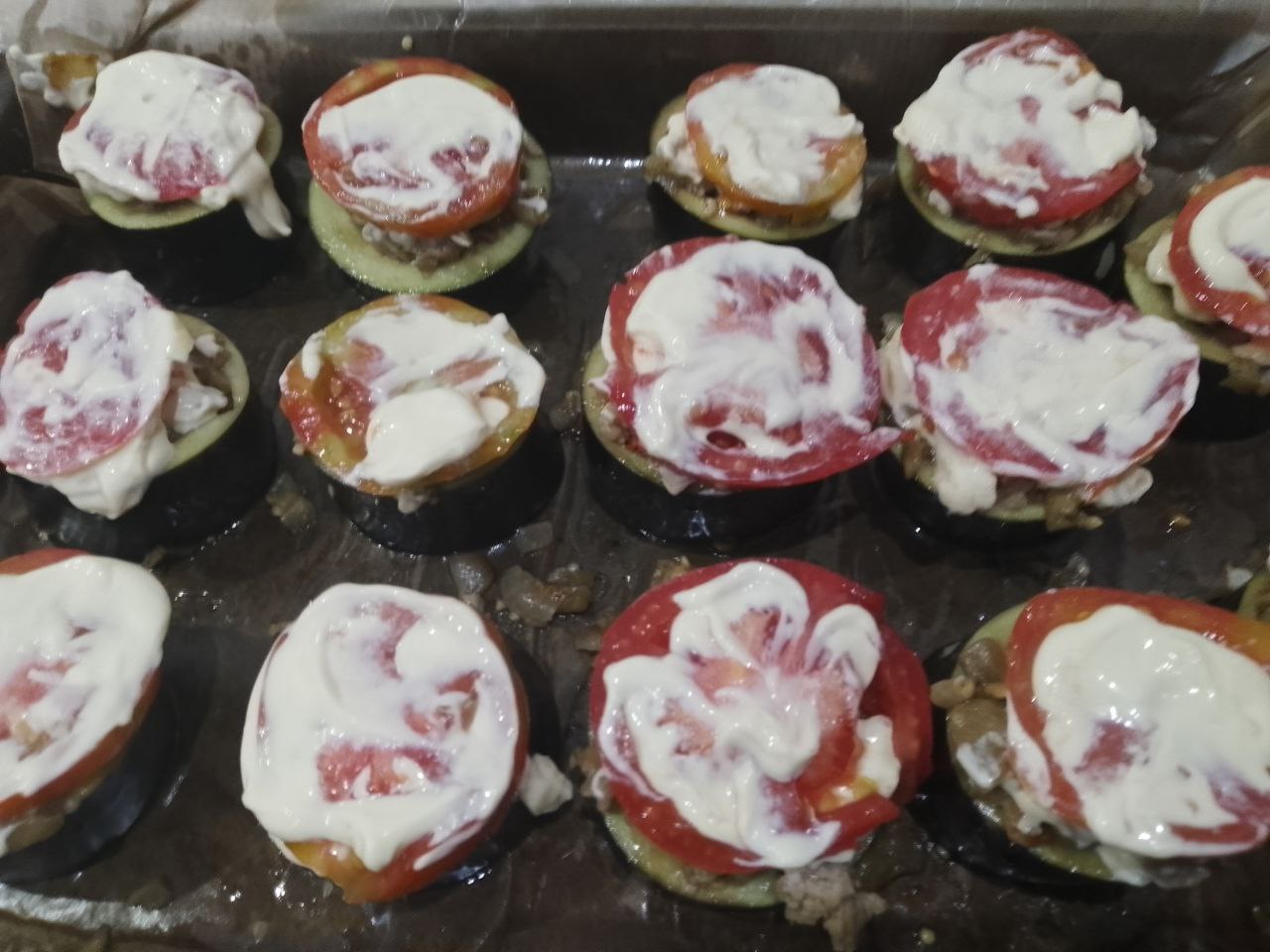 Баклажаны с мясной начинкой и сыром запеченные в духовке: Кладем ломтики помидоров и смазываем майонезом.