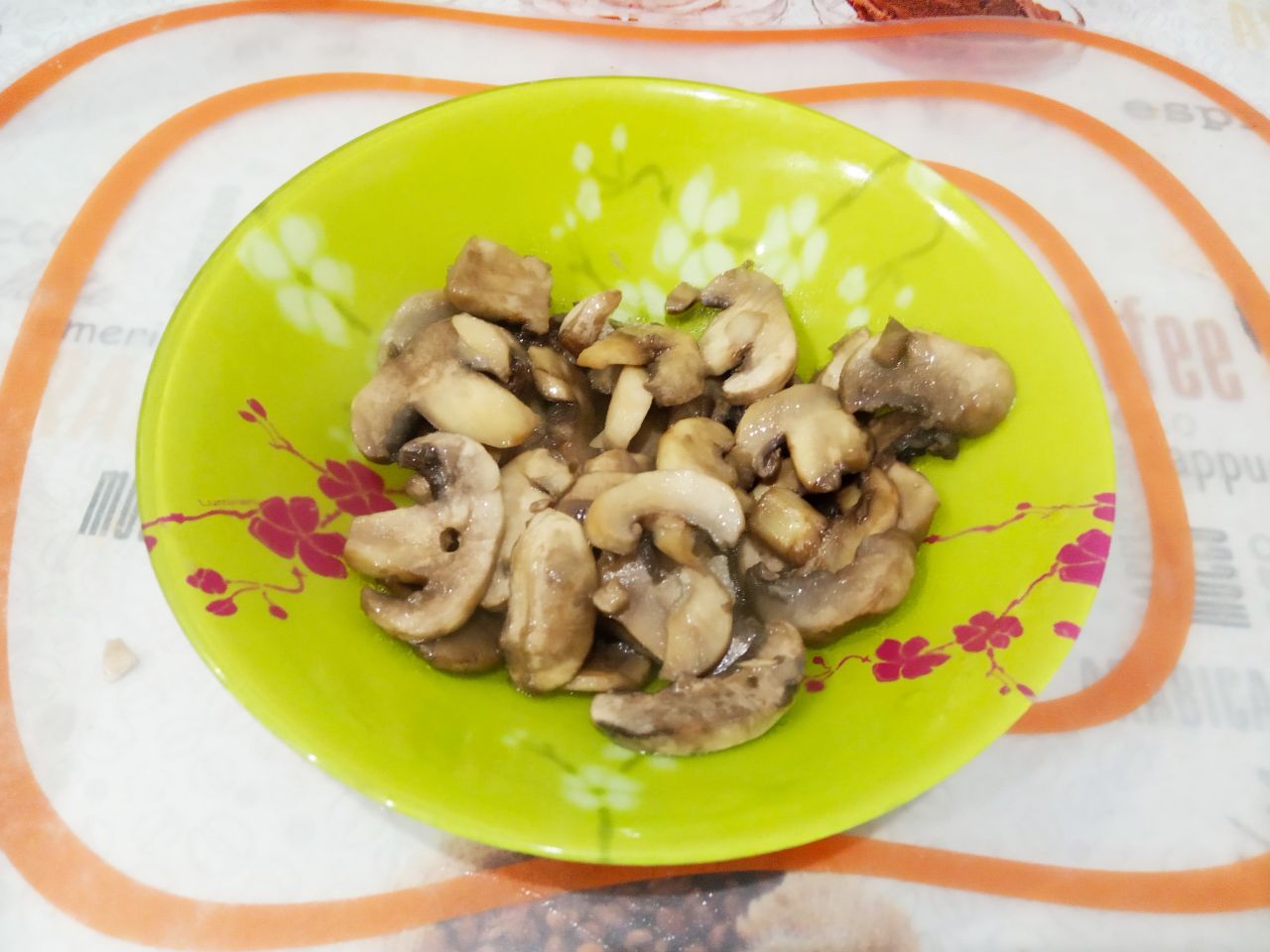 Мясные рулетики с начинкой, вкусно и аппетитно: Разрезаем грибы на ломтики, солим по вкусу и обжариваем на растительном масле до испарения жидкости.