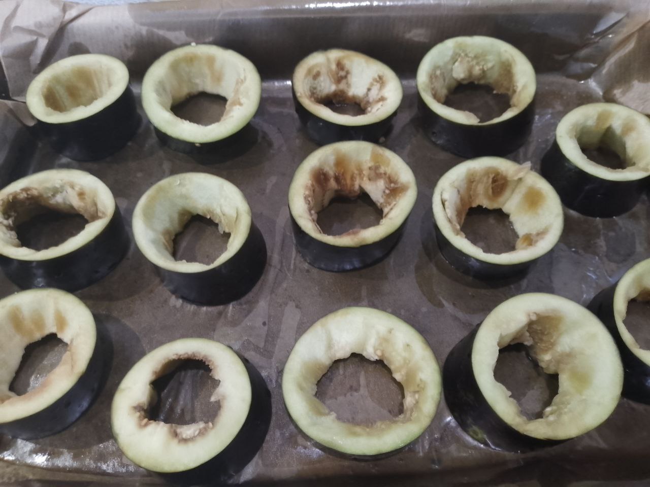 Баклажаны с мясной начинкой и сыром запеченные в духовке: Противень застилаем пергаментом или фольгой и укладываем баклажаны.