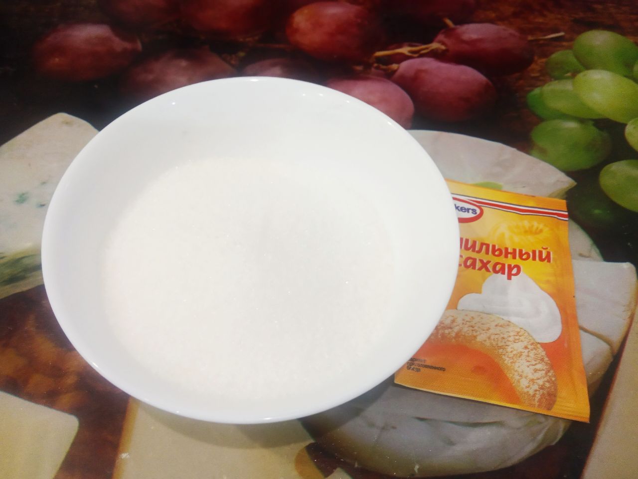 Десерт из творога и изюма, просто и вкусно: Соединяем творог, сахар, сметану, сливочное масло и ванильный сахар, творожную массу тщательно размешиваем