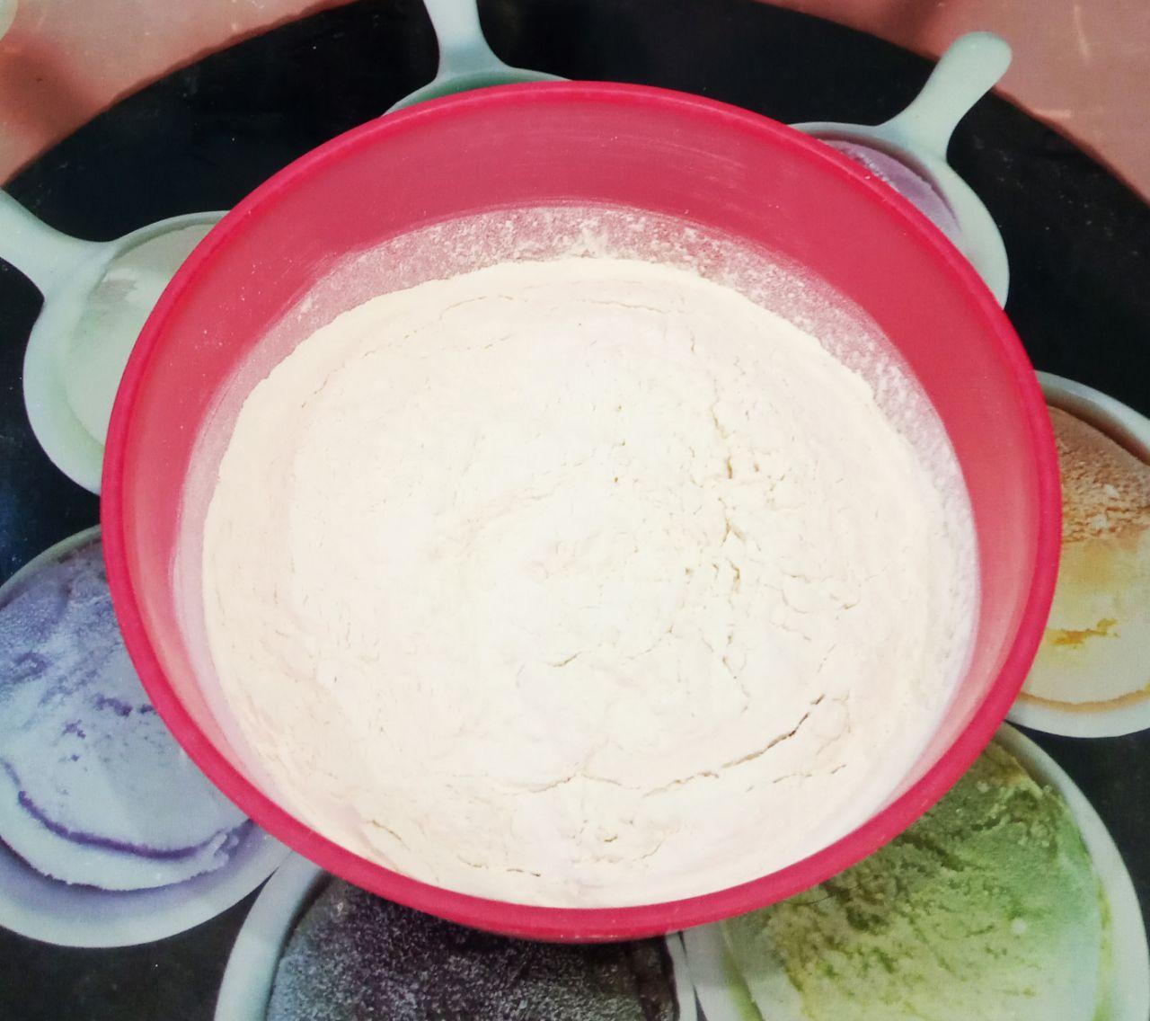 Простой рецепт вкусного сахарного печенья: Муку просеиваем в чашу, добавляем измельченный маргарин и растираем в крошку.