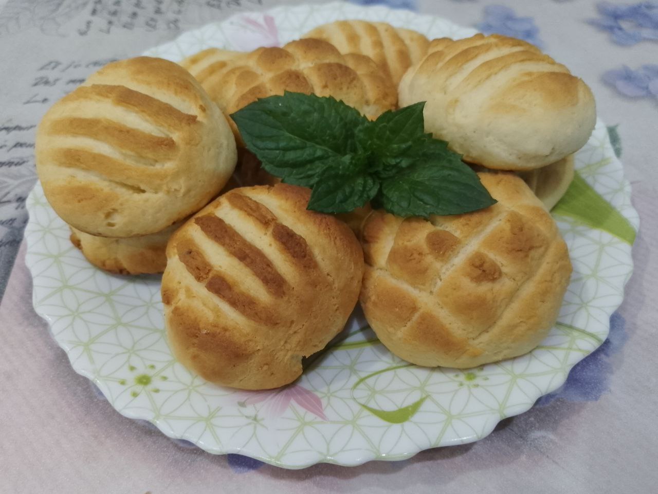 Домашнее печенье к чаю, мягкое и рассыпчатое: Испеченное печенье достаем из духовки и складываем на блюдо.