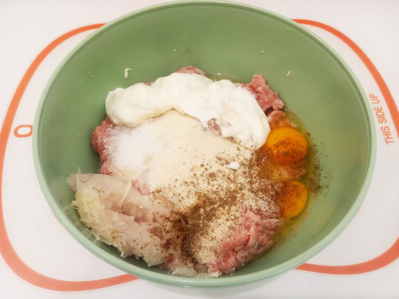 Котлеты с добавление манной крупы, нежные и сочные: Котлетную массу солим и перчим по вкусу, тщательно размешиваем и отбиваем.