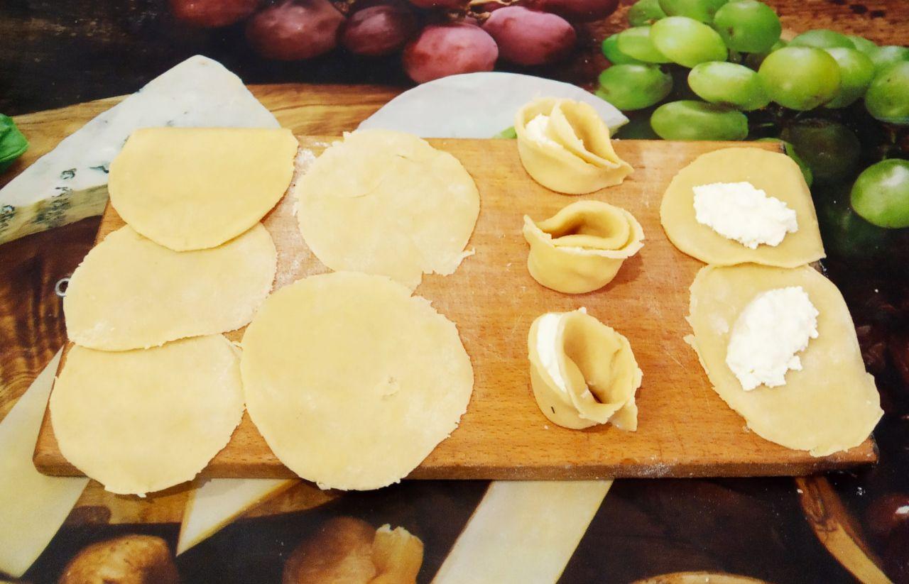 Печенье с творожной начинкой и яблоками: На каждый кружочек кладем начинку и соединяем плотно края.