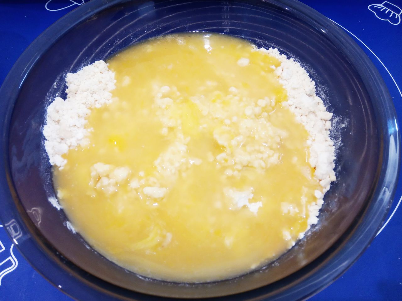 Печенье с корицей и мучной крошкой, песочное и рассыпчатое: В мучную крошку добавляем смесь, сначала размешиваем лопаткой, затем замешиваем руками.