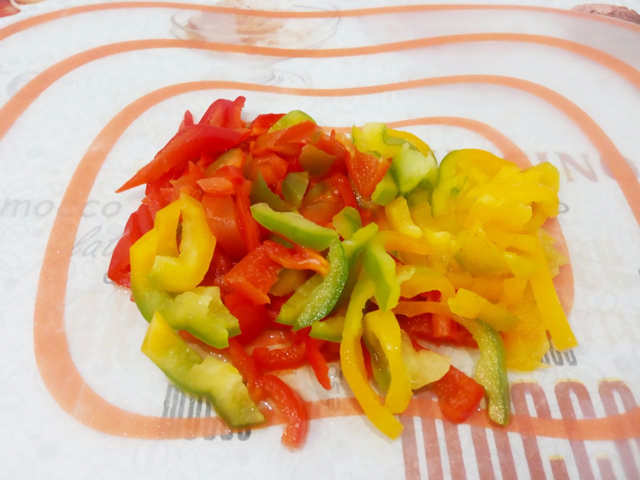 Картофельные гнёзда с мясной начинкой, сладким перцем и сыром: Сладкий перец у меня замороженный, размораживаю и нарезаю полосками, обжариваю на растительном масле.