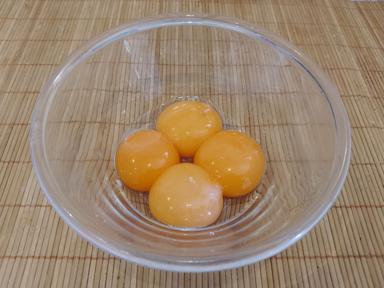 Пирог из песочной крошки и творога, вкусный и аппетитный: В желтки добавляем сахар и растираем.