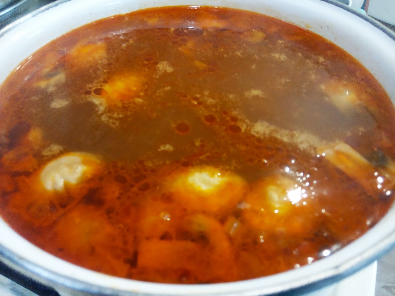 Красный борщ с грибами, вкусный и сытный: Выкладываем обжаренные овощи в борщ и варим ещё 10 минут.