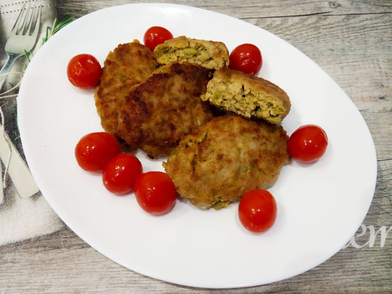 Котлеты гороховые с мясом, сочные и нежные