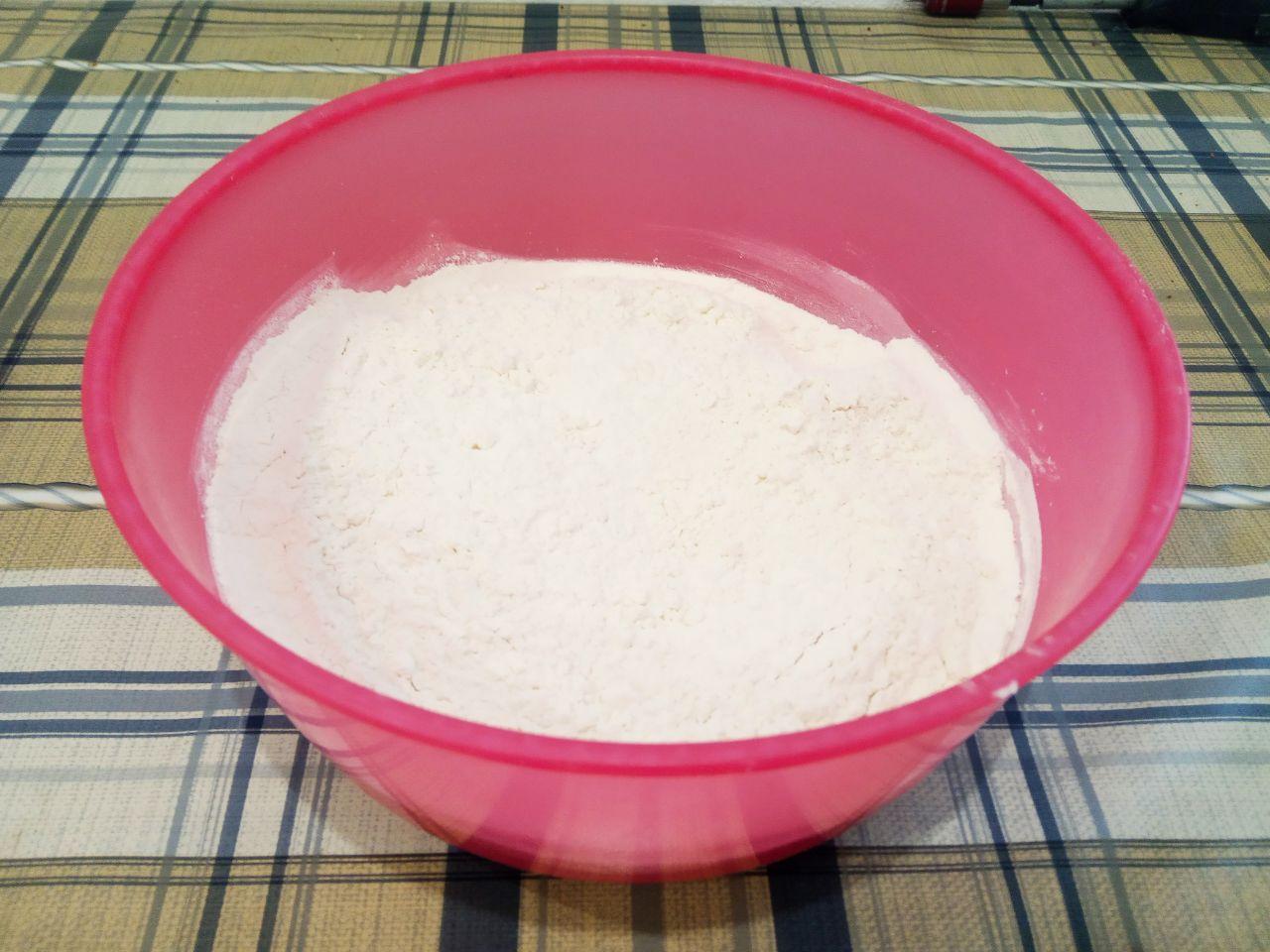 Рассыпчатое печенье с ядрами семечек подсолнечника: Муку просеиваем через мелкое сито в миску или чашу, в которой будем замешивать тесто для печенья.