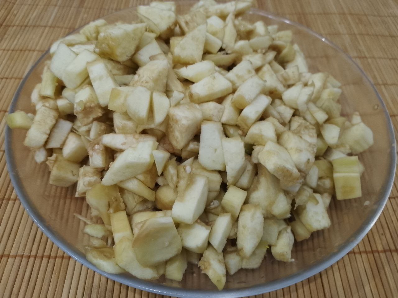 Запеченные в духовке, баклажаны с овощами, фаршем и сыром: Баклажаны достаем из соленой воды, промываем водой, ножом вычищаем середину и разрезаем на маленькие кубики.