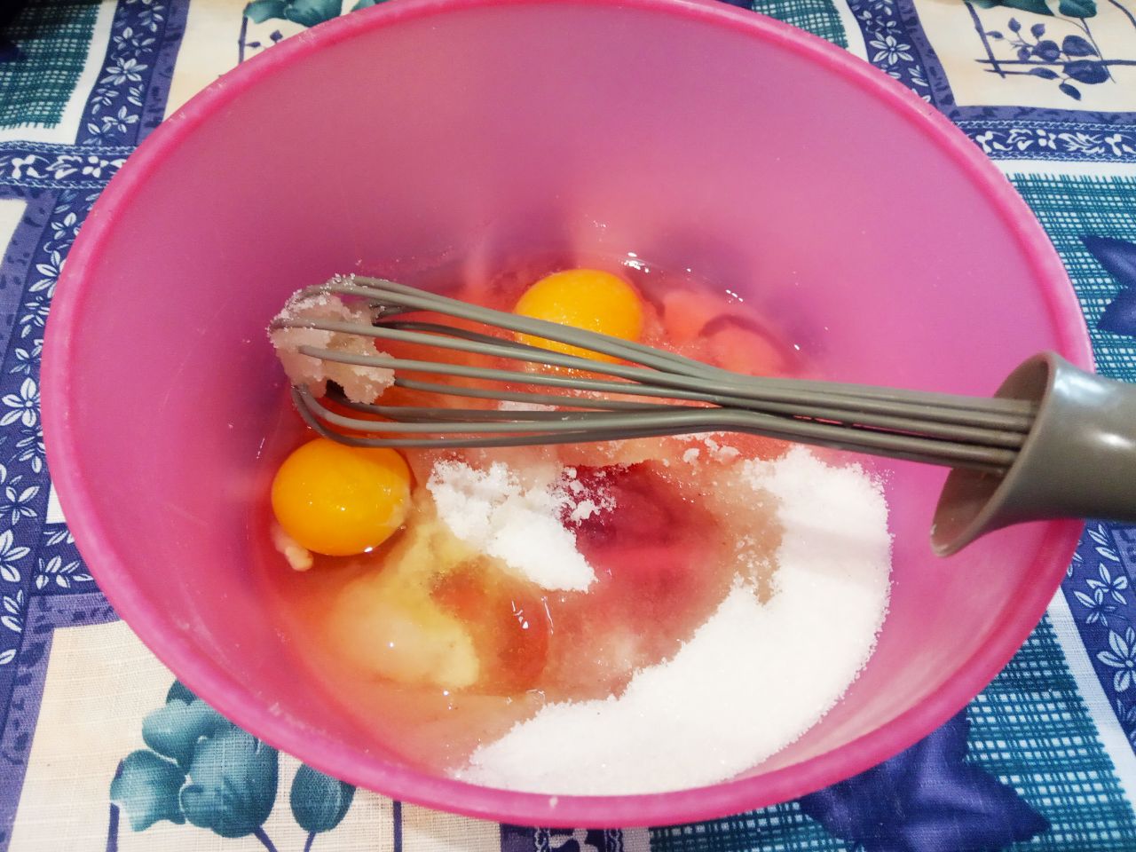 Печенье с джемом и кунжутом подсушенное в духовке: В чашу для замешивания теста разбиваем два яйца, одно яйцо разделяем на желток и белок. Желток оставляем для
