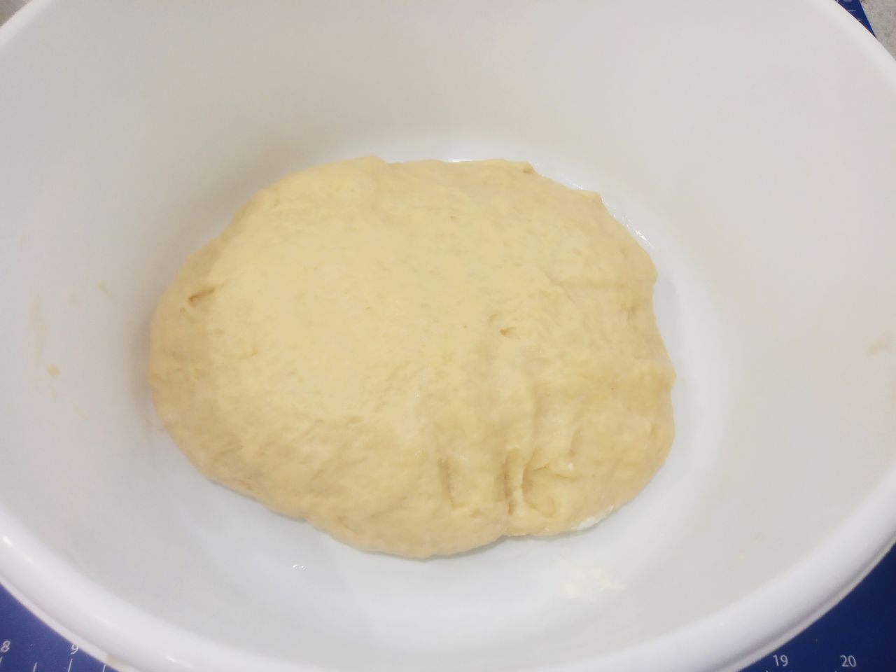 Булочки с начинкой из яблок и мака: Высыпаем оставшуюся муку, замешиваем мягкое и эластичное тесто.