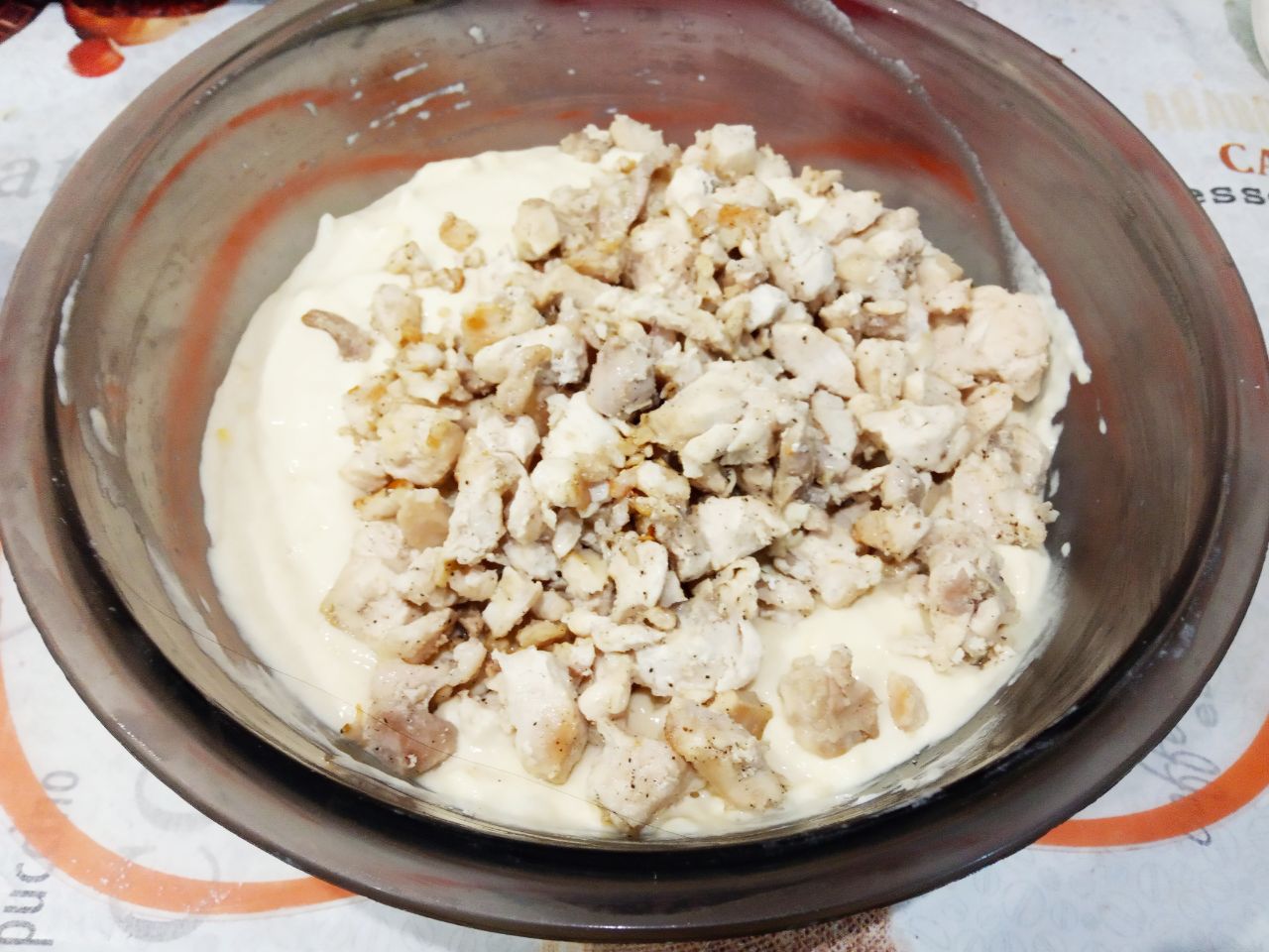 Заливной мясной пирог на кефире с сыром, вкусный и аппетитный: Выкладываем обжаренные кусочки филе в тесто и размешиваем, тесто должно получится густоты сметаны.