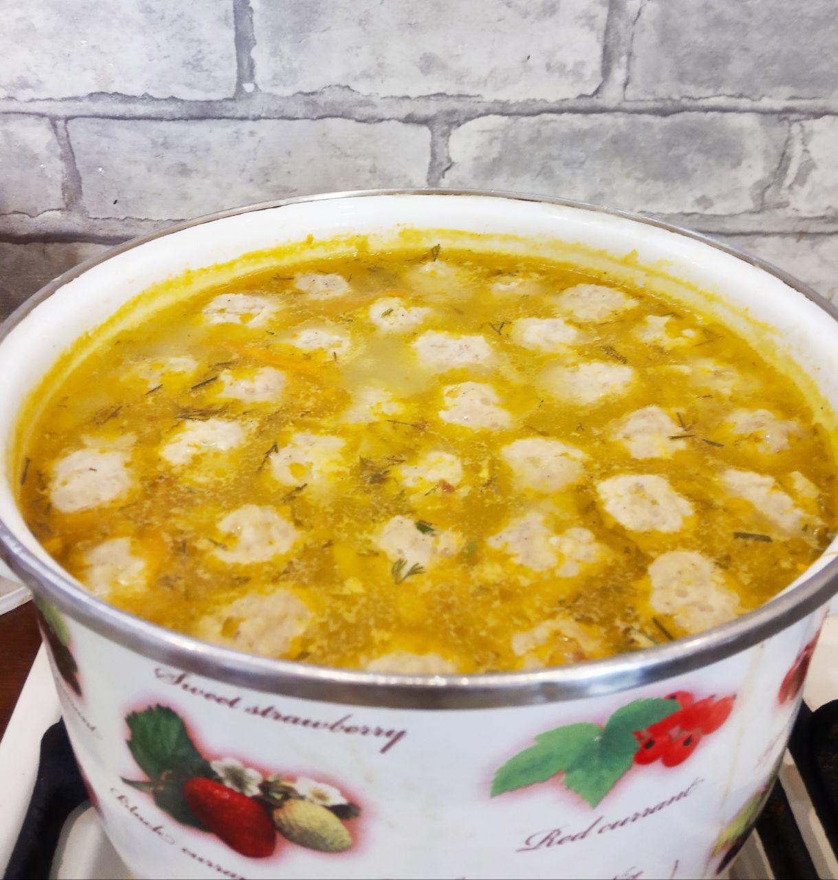 Суп с мясными фрикадельками, просто и вкусно: В конце варки добавляем в суп поджаренные лук с морковью, солим и перчим по вкусу. Также кладем измельченный