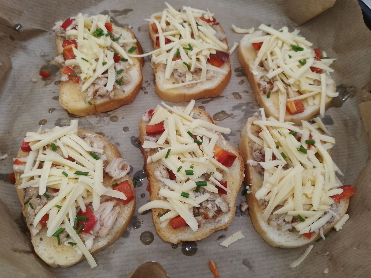 Горячие бутерброды с куриным мясом и сыром, сытные и аппетитные: Сверху посыпаем тертым сыром и зеленью.