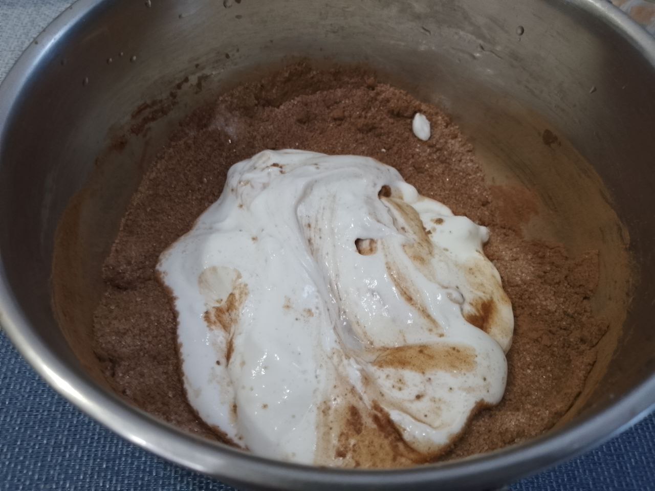 Шоколадный пирог на молоке с клубникой, покрытый шоколадной глазурью: Пока пирог охлаждается займемся приготовлением шоколадной глазури.