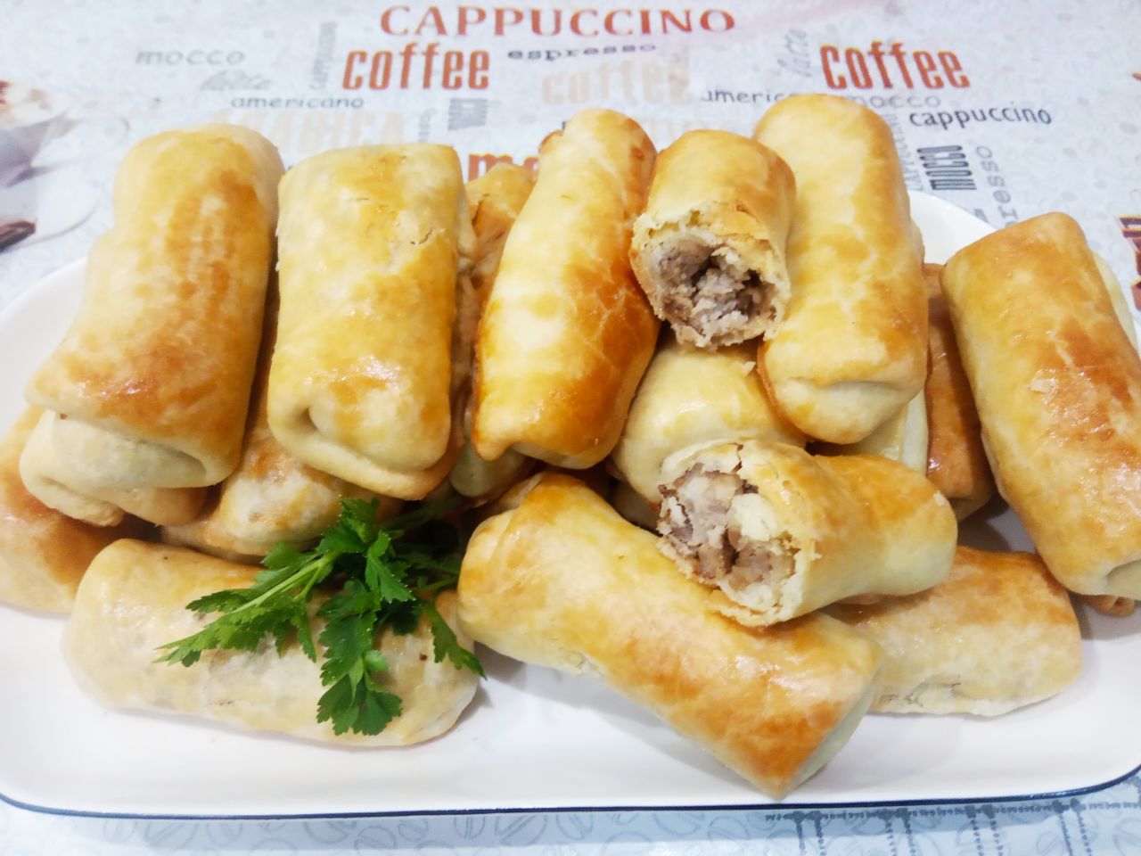 Простой рецепт пирожков из теста на растительном масле, с мясной начинкой: Испеченные пирожки выкладываем на поднос или блюдо.