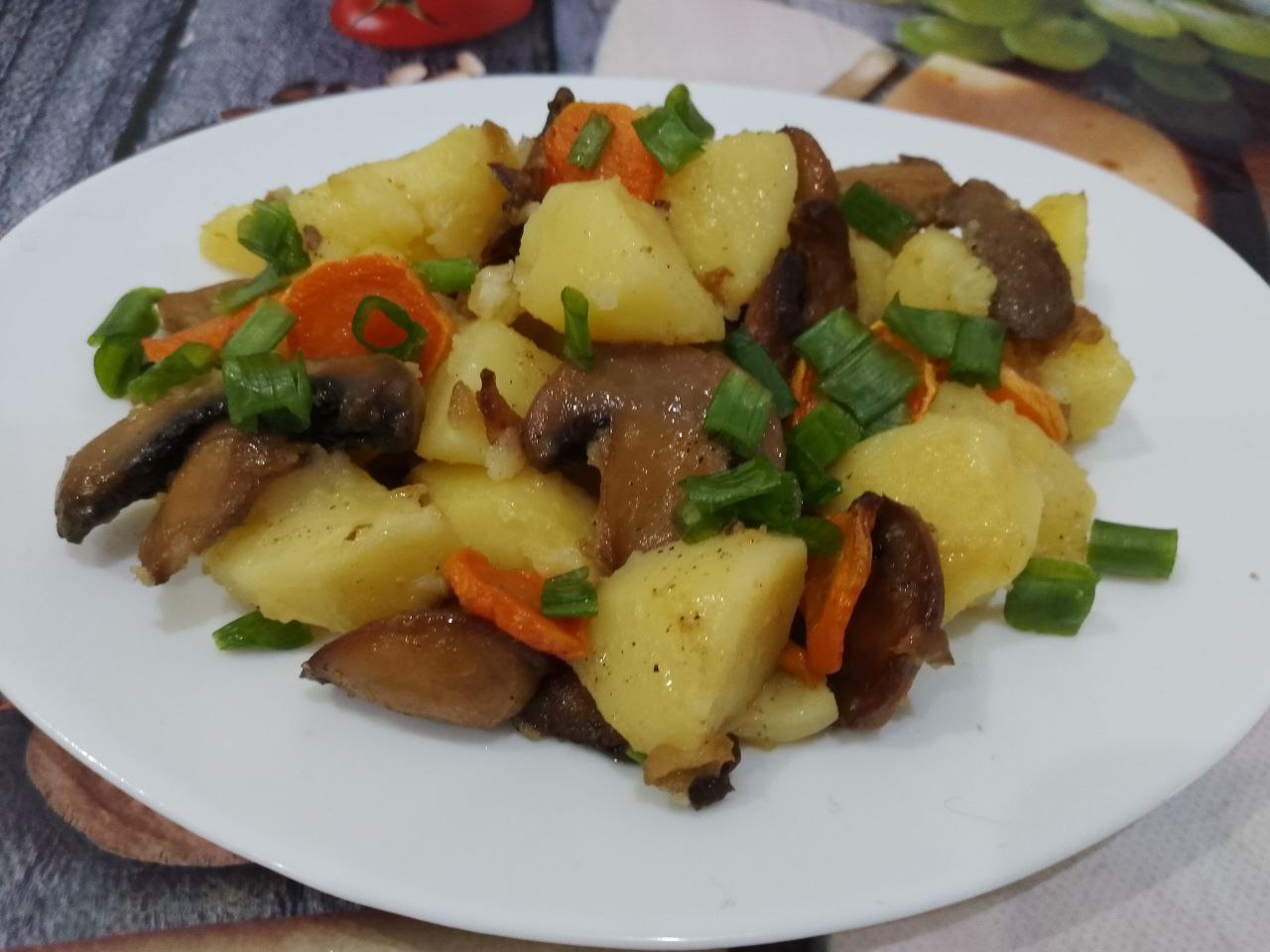 Картофель с обжаренными грибами и луком, просто и вкусно