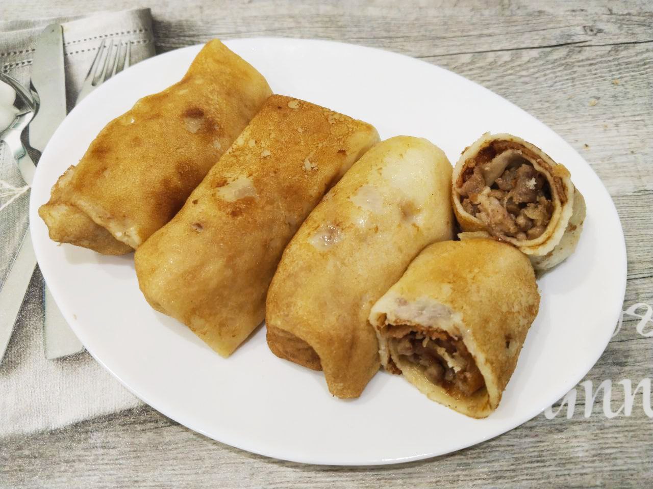 Блинчики с мясной начинкой из фарша и лука, вкусно и сытно