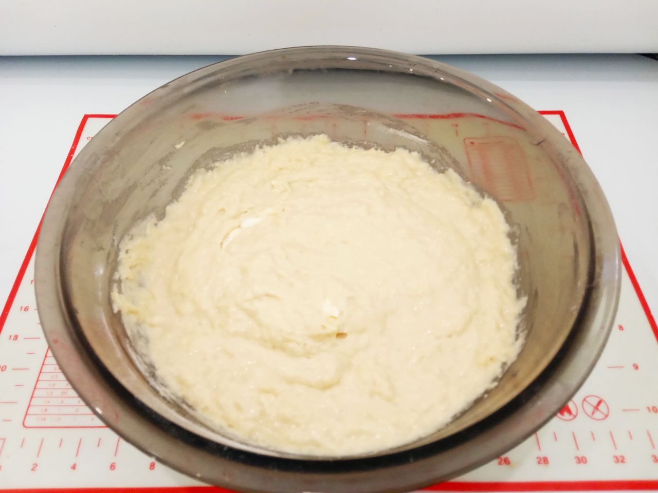 Сахарные булочки к чаю, просто и вкусно: Кладем размягченное сливочное масло, размешиваем.