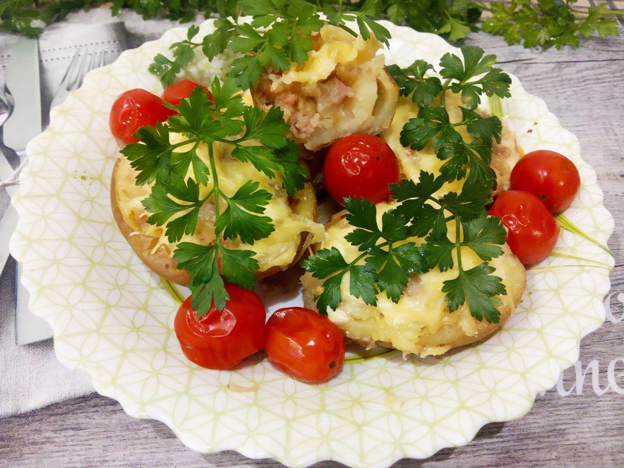 Картофель фаршированный начинкой и запеченный в духовке
