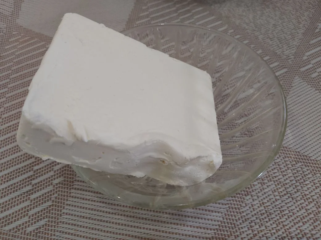 Простой рецепт печенья с кокосовой стружкой, без яиц: Кладем сливочное масло или маргарин и растираем в мелкую крошку.