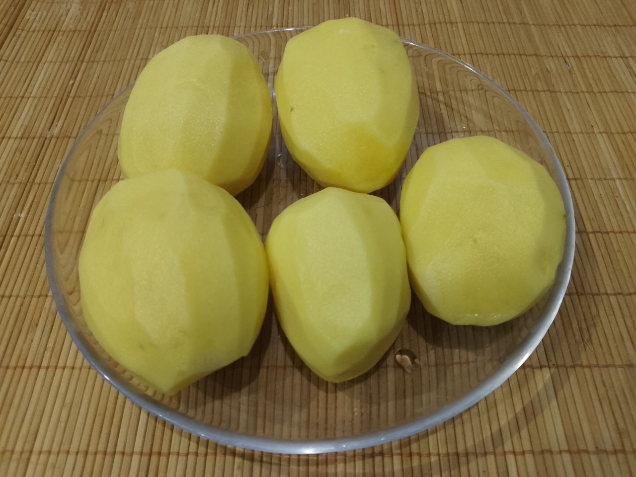 Драники с сыром, яйцом и сметаной: Картошку очищаем, промываем и натираем на терке.
