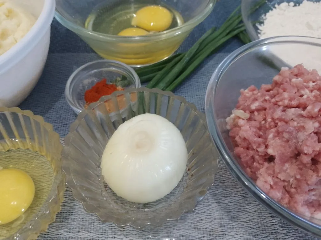 Котлеты из картофельного пюре и фарша, в яичном кляре