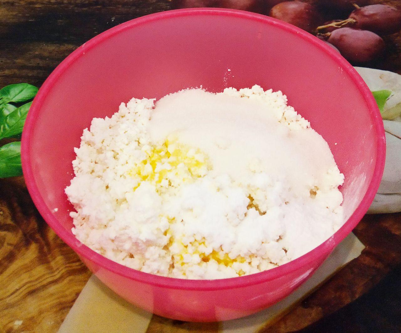 Вкусный шоколадный пирог с начинкой из творожных шариков 