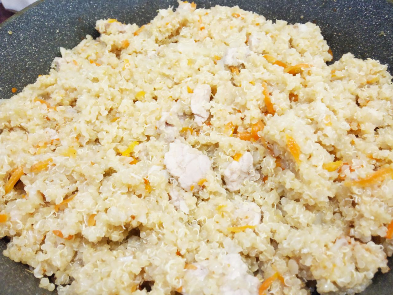Киноа с мясом и овощами, полезно и сытно: Добавляем чеснок и перец по желанию за 5 минут до конца приготовления.