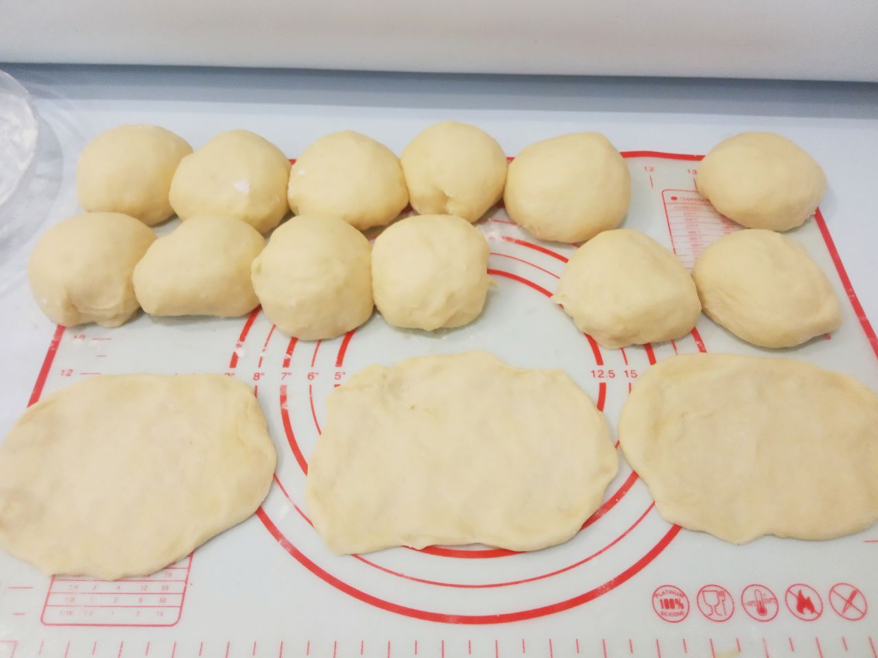 Сахарные булочки к чаю, просто и вкусно: Колобки тонко раскатываем прямоугольной формой.