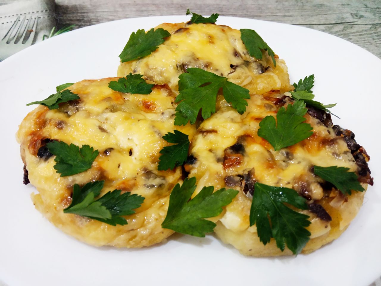 Картофельные гнезда с грибной начинкой и сыром