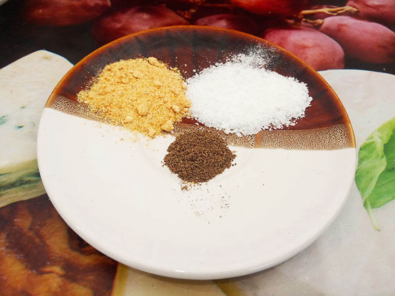 Домашние котлеты из фарша, пюре и сыра, вкусные и сытные: Добавляем чеснок, перец черный молотый или смесь перцев и соль по вкусу, тщательно размешиваем.