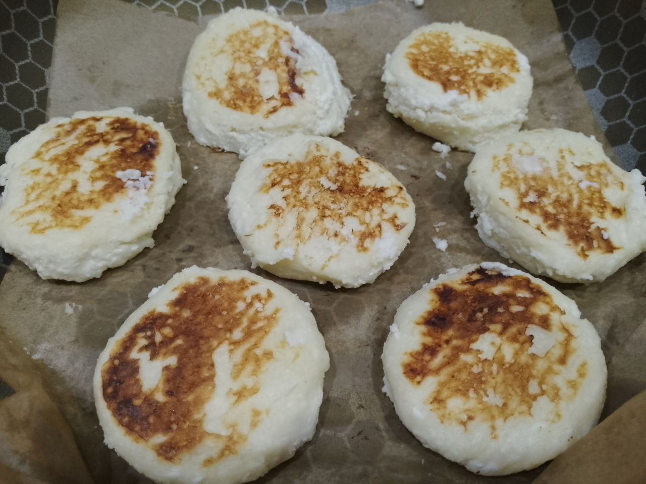 Сырники из творога, рисовой муки и кокосовой стружки: Когда сырники обретут золотистую корочку переворачиваем на другую сторону и обжариваем с другой стороны.