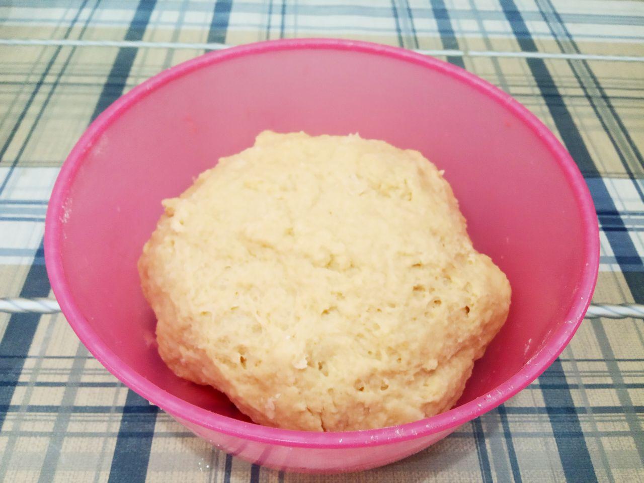 Печенье рулетики к чаю, вкусно и просто: Тесто разделяем на две части.7. В одну часть добавляем какао, вымешиваем тесто пока какао равномерно