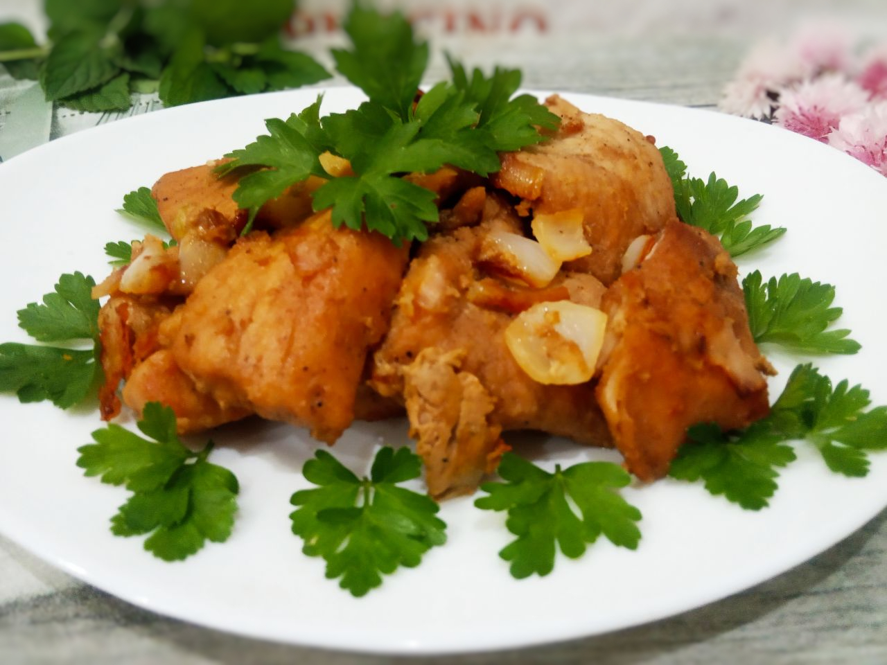 Жареное мясо на сковороде с луком, в соевом соусе и специях
