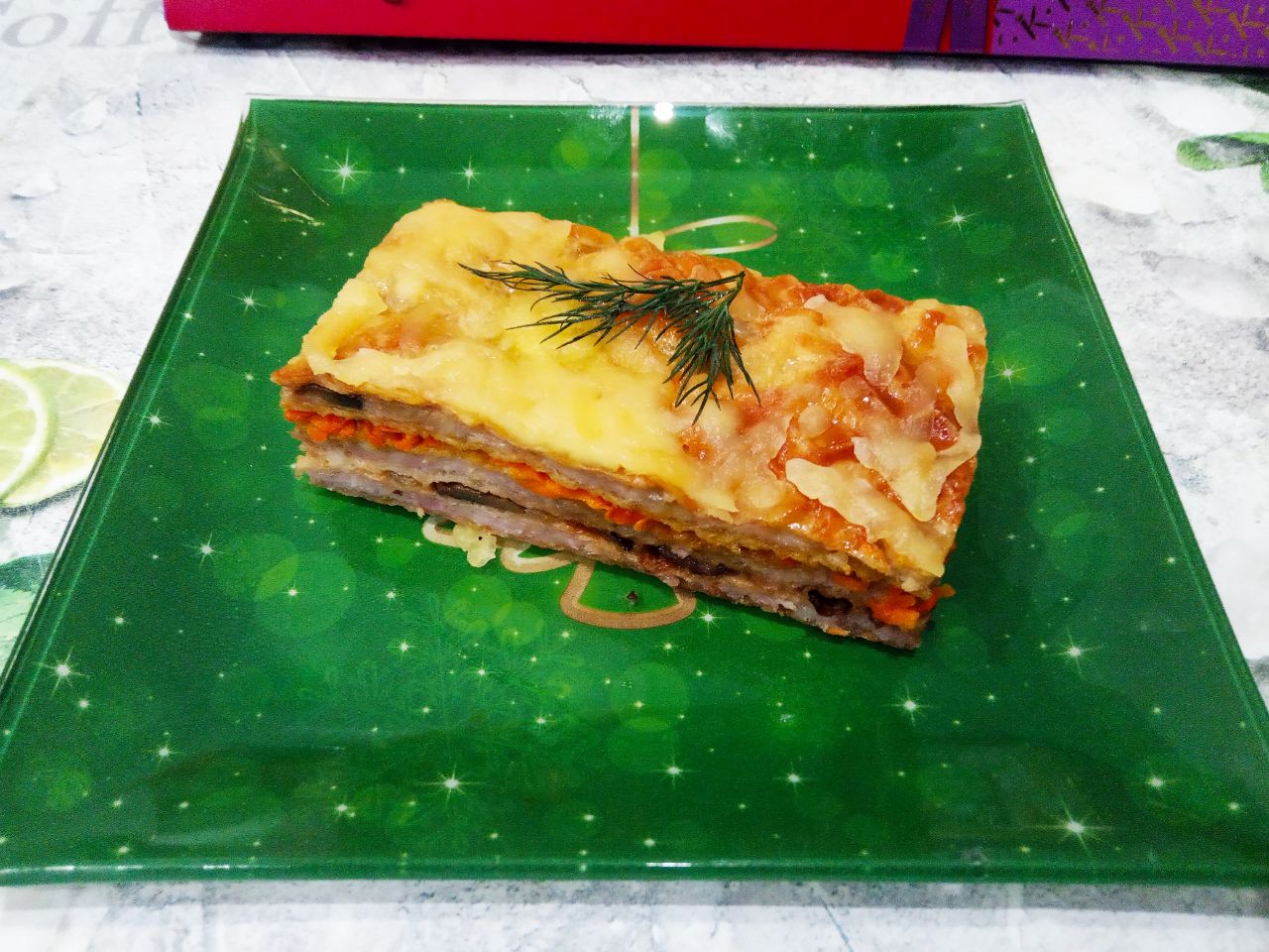 Торт вафельный с начинкой из фарша, моркови и грибов