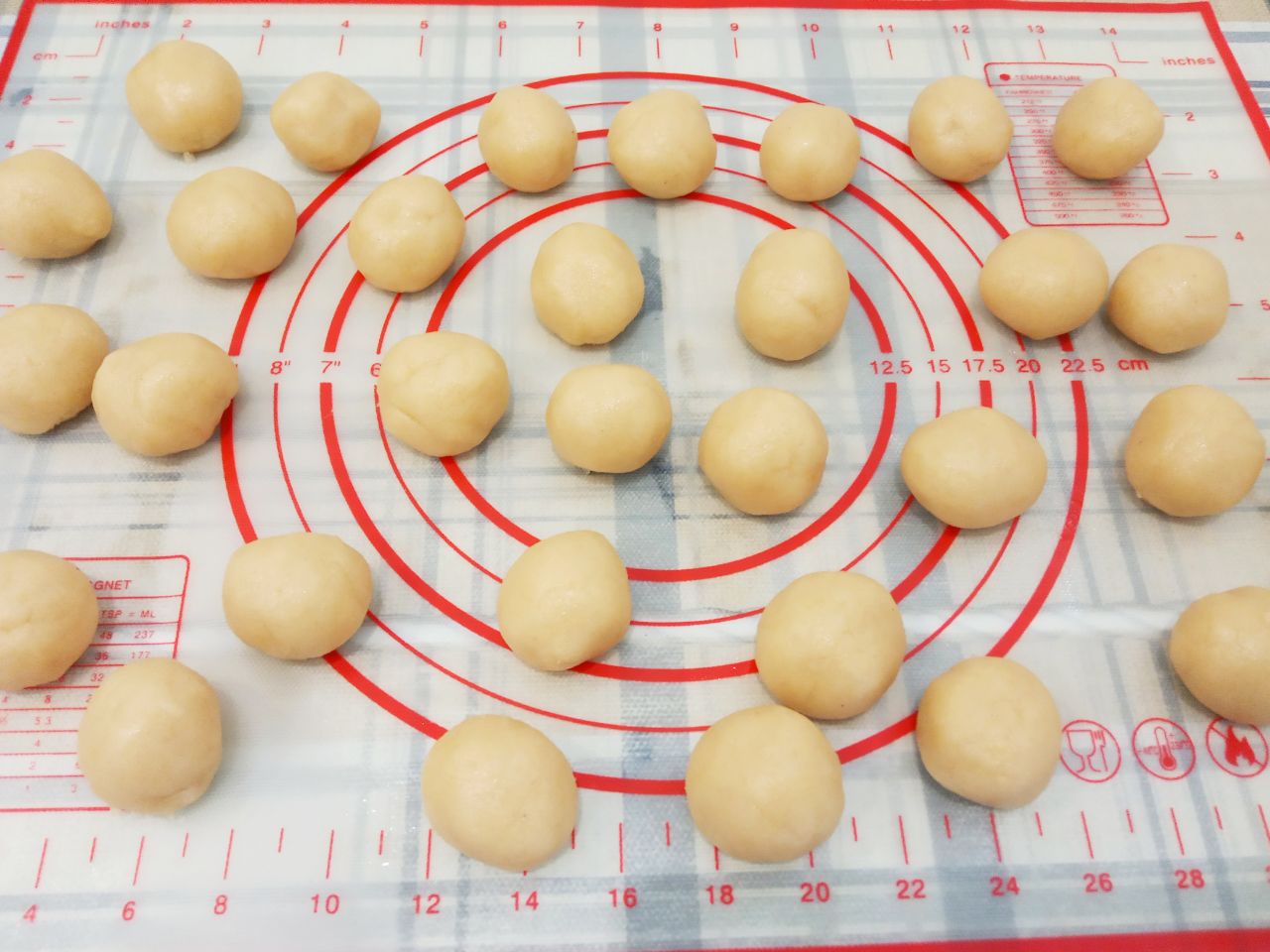 Печенье песочное со сливочным вкусом и в кокосовой стружке: Достаем тесто с холодильника, кладем на рабочую поверхность слегка смазанную растительным маслом и разделяем