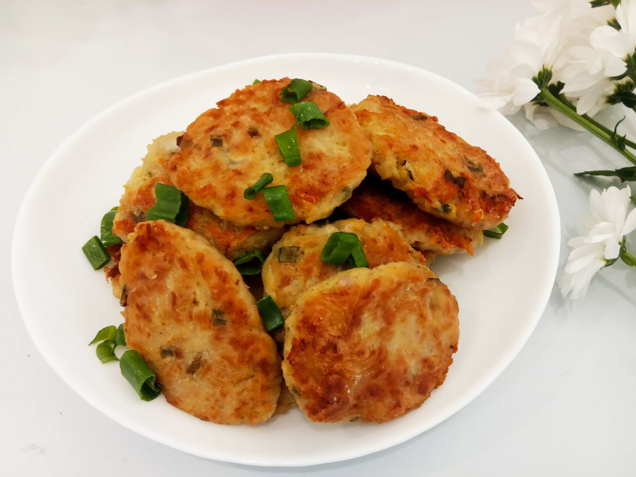 Котлеты из тертого картофеля, фарша и зеленого лука, вкусно и сытно