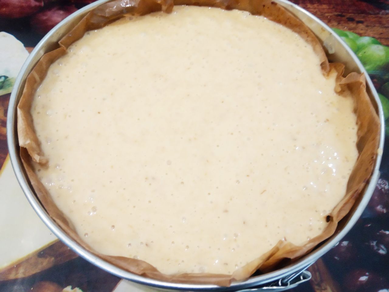 Простой рецепт коврижки с вареньем, просто и вкусно: Форму застилаем пергаментом и выливаем тесто.