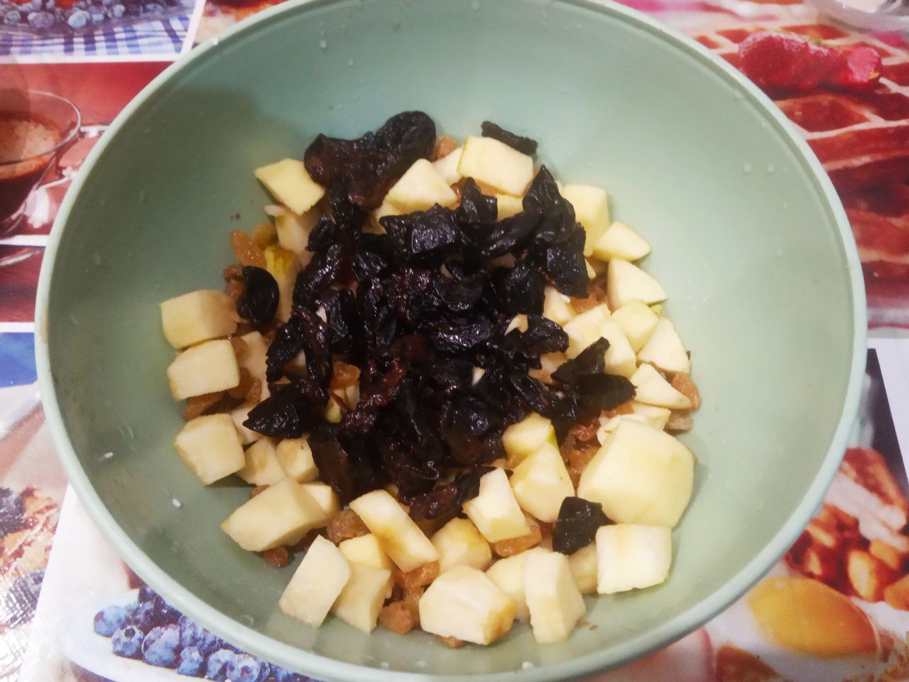 Плов  из тыквы и фруктов, полезный и вкусный: Яблоки смешиваем с изюмом и черносливом, перемешиваем.
