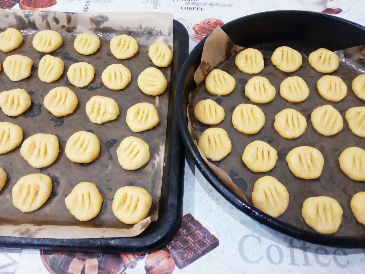 Мандариновое печенье на растительном масле, мягкое и рассыпчатое: Противень застилаем пергаментом и укладываем печенье.