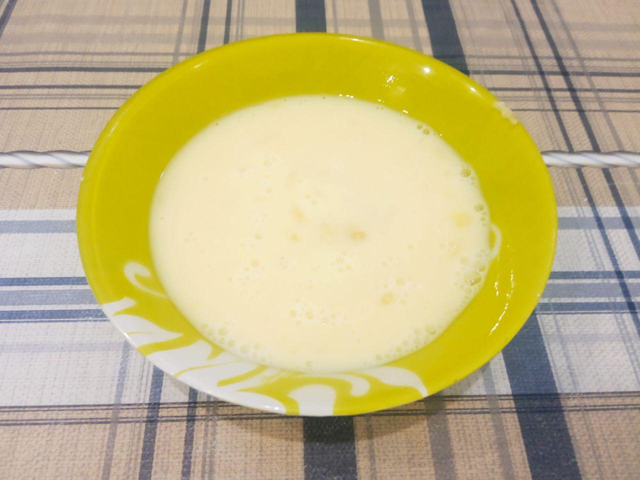 Нежные капустные оладьи с фаршем, вкусно и сытно: Яйца взбиваем вилкой или венчиком и выливаем в приготовленную капусту.
