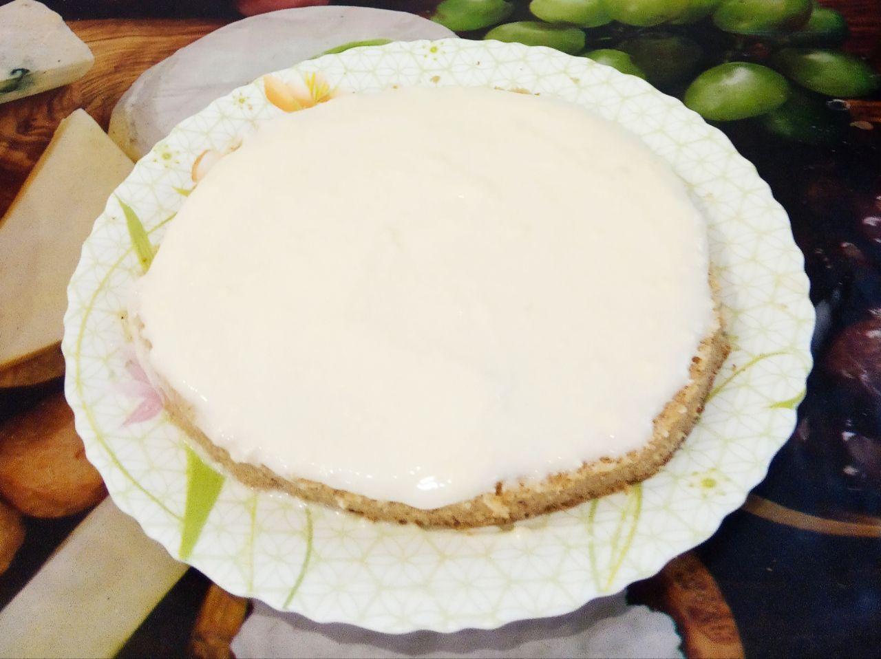 Торт из сухарей, с нежным заварным кремом, просто и вкусно: Промазываем каждую часть, верхний корж и бока кремом.