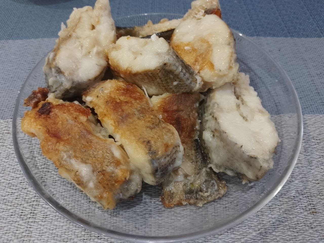 Салат из рыбы, моркови и лука: Разогреваем сковороду с растительном маслом, кусочки рыбы обваливаем в муке и обжариваем до золотистой