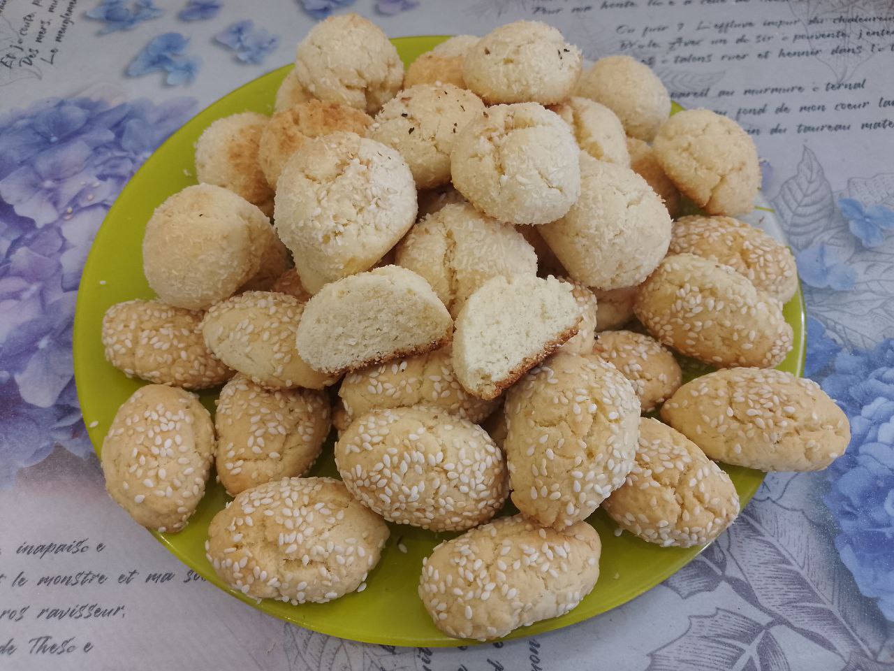 Печенье из рисовой муки в кокосовой стружке и кунжуте